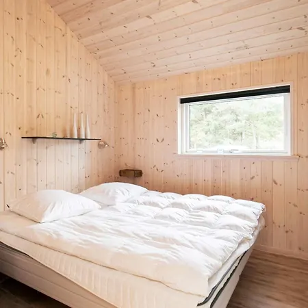 12 Person In Hals-by Traum *