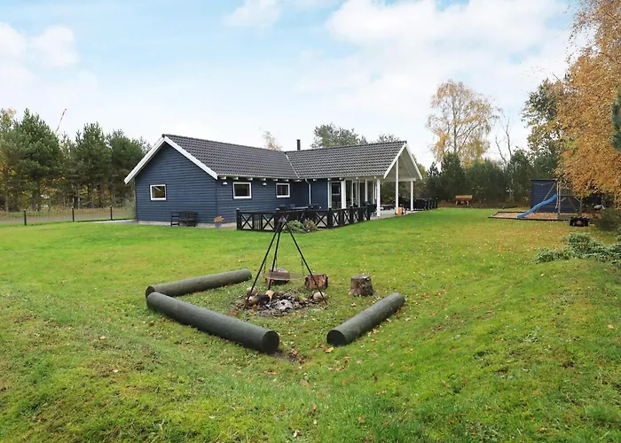 12 Person In Hals-by Traum